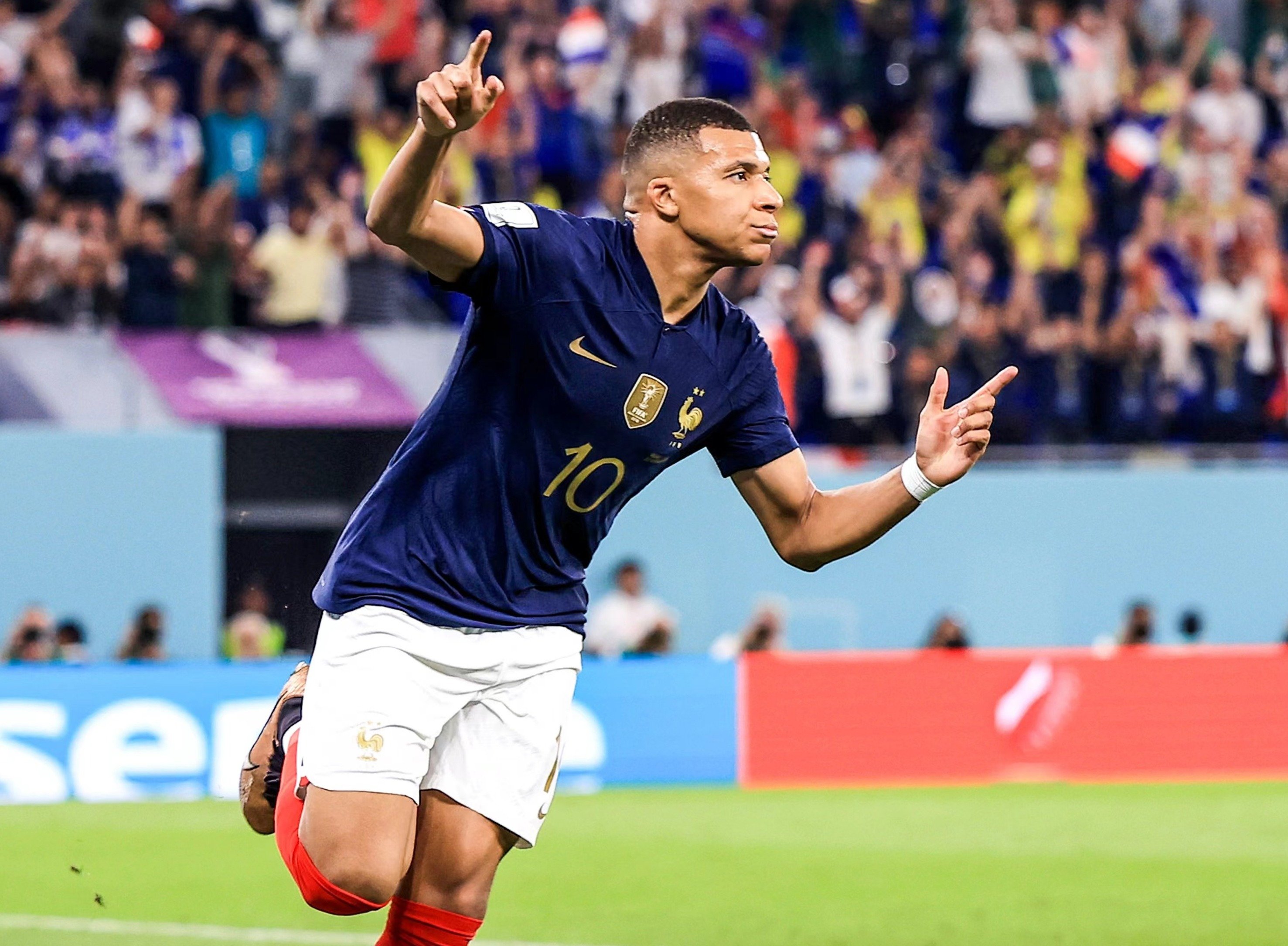 水晶宫与斯特拉斯堡赛前，维埃拉现身法国酒吧和球迷一起观战