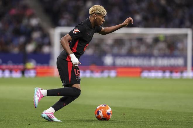 2025年中国足协杯决赛将上演国安 vs 河南之战，国安压力大，河南轻装上阵，两队争夺冠军，势均力敌。