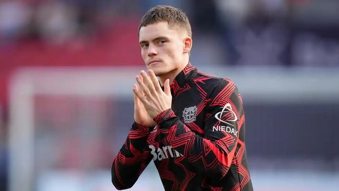 内蒙古额尔古纳初冬银装素裹，金雕翱翔雪原尽显苍穹之王风范